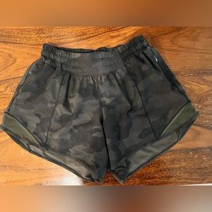 Lululemon athletica Hotty Hot 4” shorts green camo